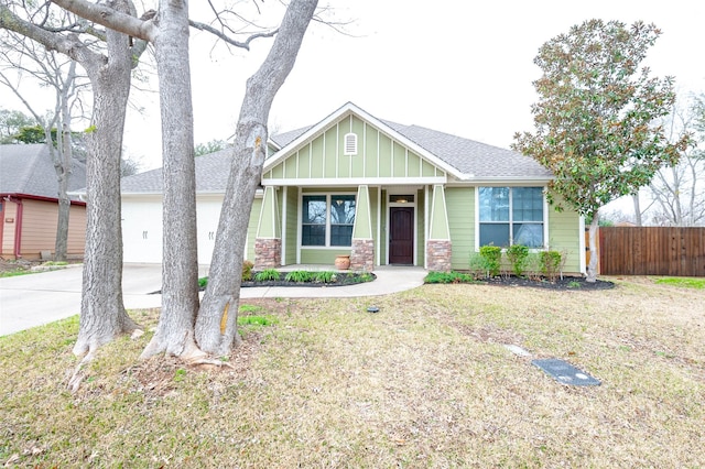 craftsman inspired home with a front yard and a porch