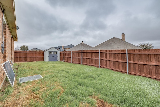 view of yard featuring a shed