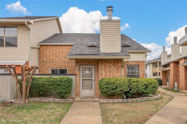 view of front of property featuring a front yard