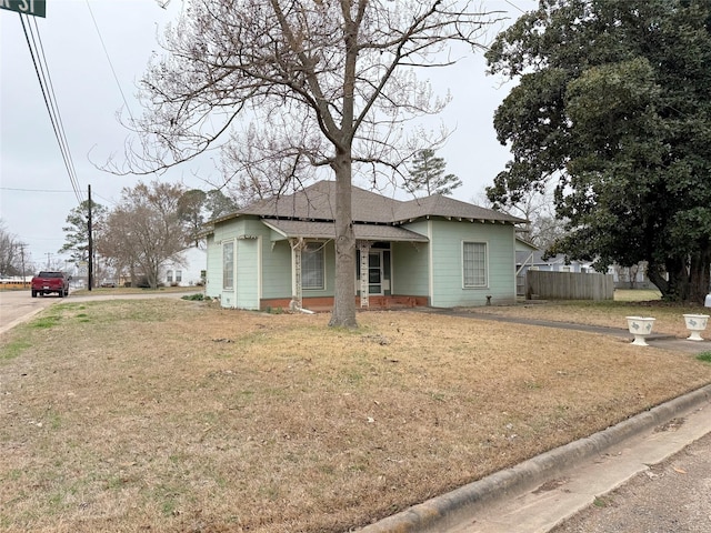 view of front facade featuring fence and a front yard