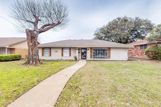 single story home featuring a front yard