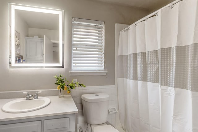 bathroom with vanity, a shower with shower curtain, and toilet