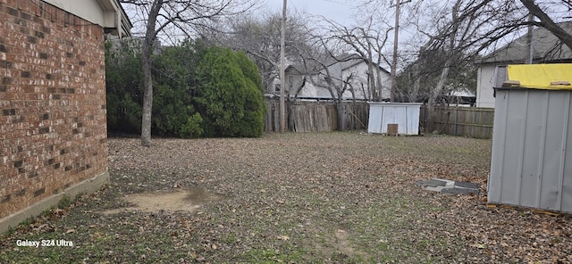 view of yard with a shed