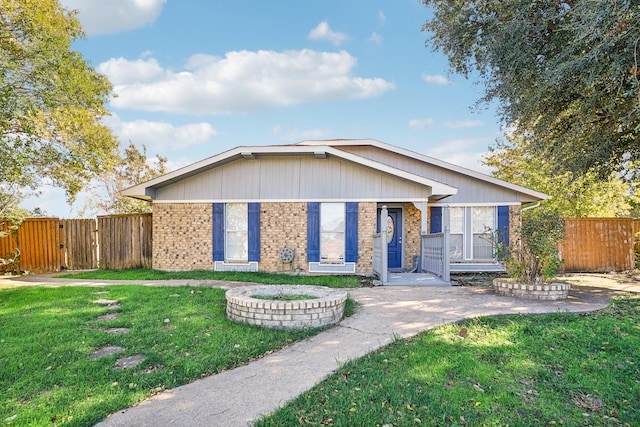 ranch-style home featuring a front lawn