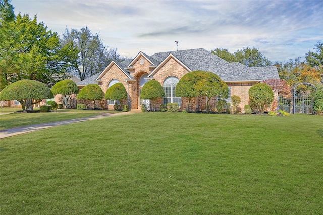 view of front of home featuring a front yard