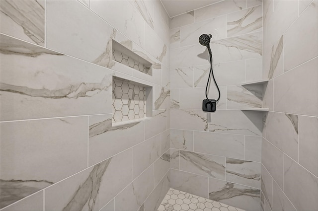 bathroom featuring a tile shower