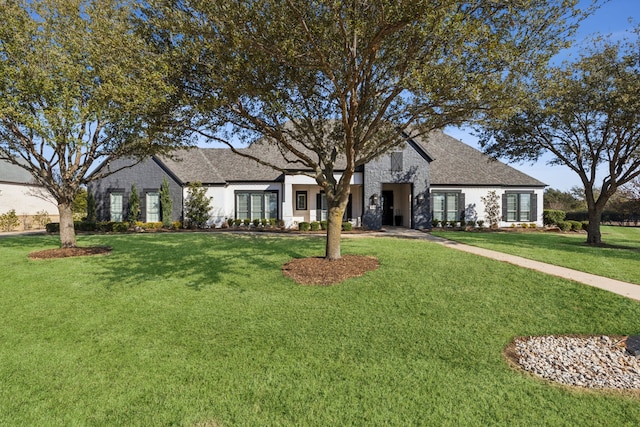 view of front of home featuring a front lawn