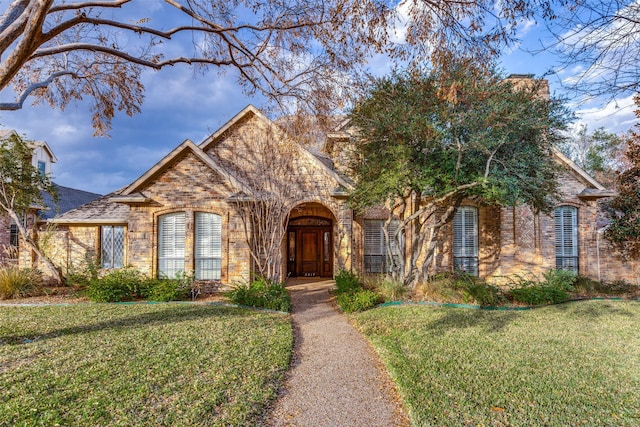 view of front of home featuring a front yard