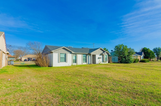 view of front of house featuring a front yard