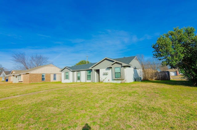 ranch-style home featuring a front lawn