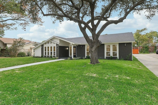 ranch-style house featuring a front yard