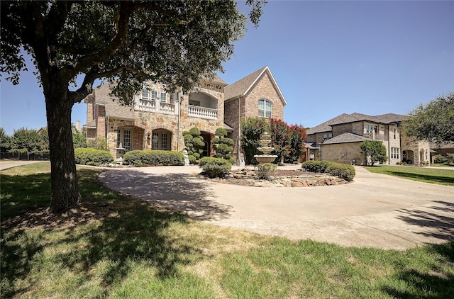 view of front of home featuring a front yard