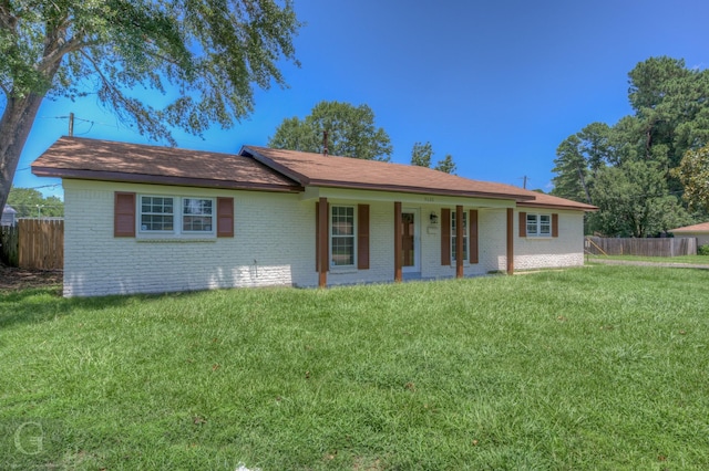 ranch-style home featuring a front lawn