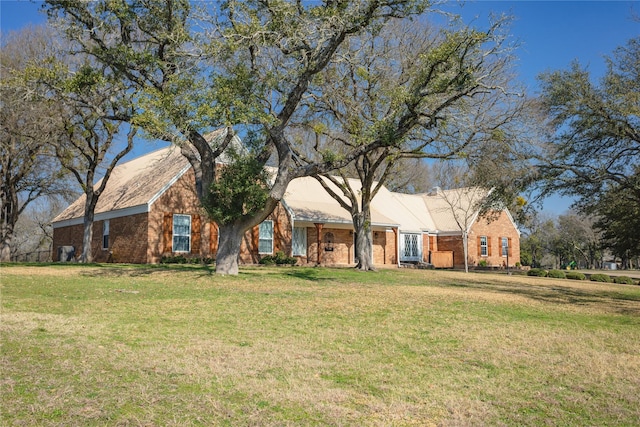 view of front of house featuring a front lawn