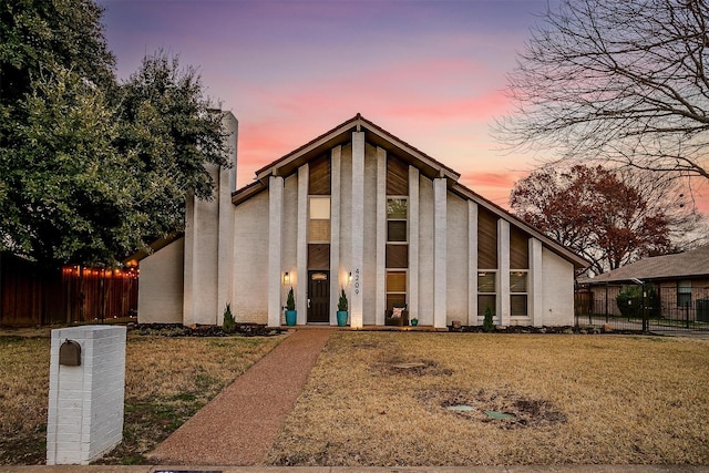 view of front of property featuring a yard