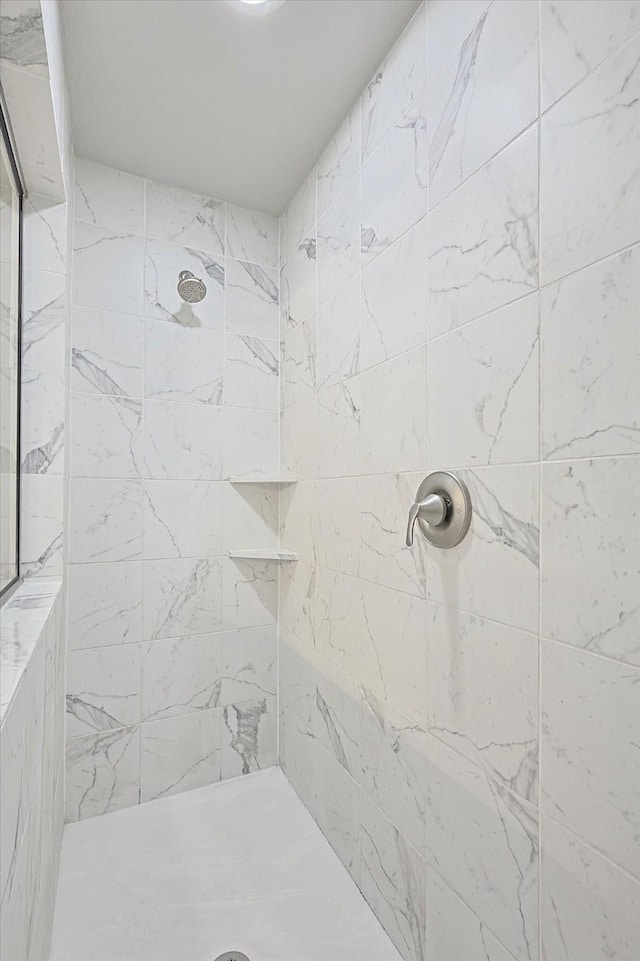 bathroom featuring a tile shower