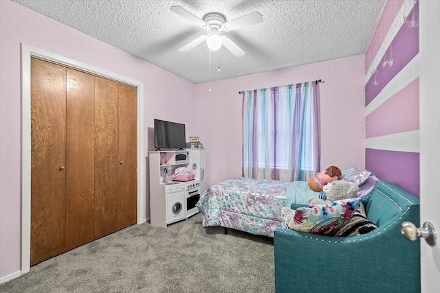 carpeted bedroom featuring ceiling fan, a closet, and a textured ceiling