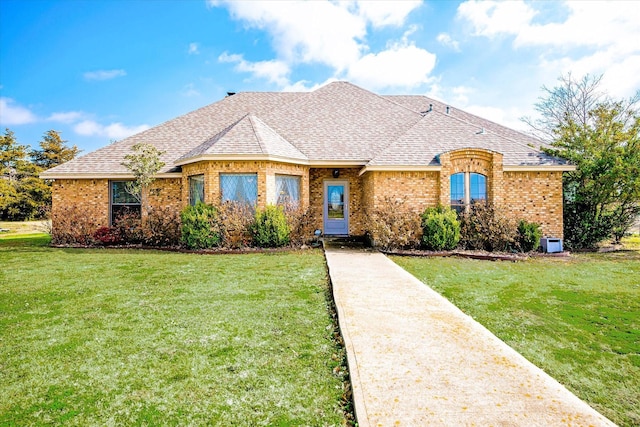 view of front facade featuring a front yard