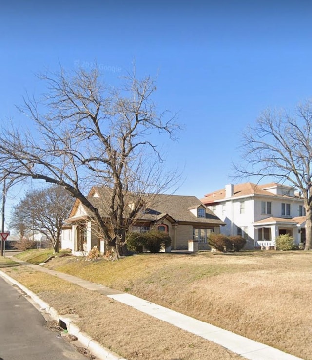 view of front facade with a front yard