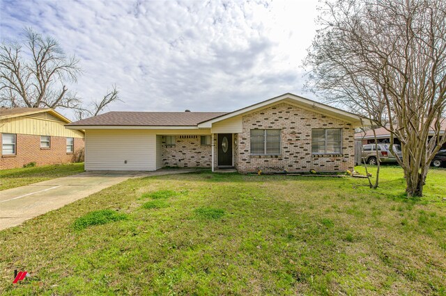 ranch-style home featuring a front lawn