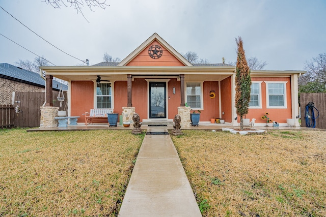 view of front of property featuring a front yard and covered porch