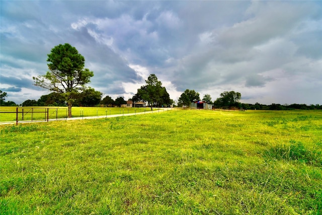 view of yard featuring a rural view