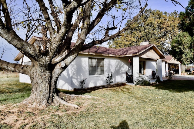 view of front facade featuring a front lawn