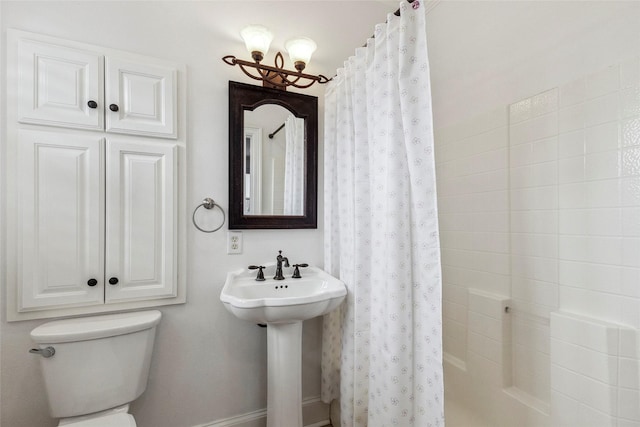 bathroom featuring an inviting chandelier, toilet, and a shower with shower curtain