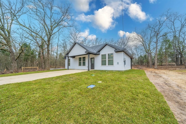 view of front of property featuring a front lawn