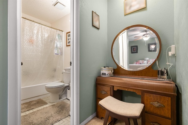 bathroom featuring toilet, shower / bath combo with shower curtain, and a textured ceiling