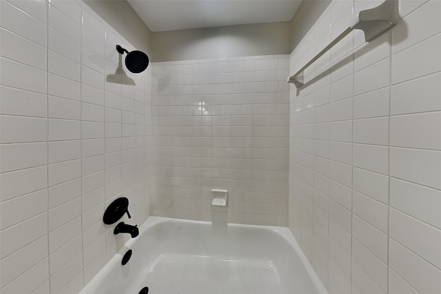 bathroom featuring tiled shower / bath