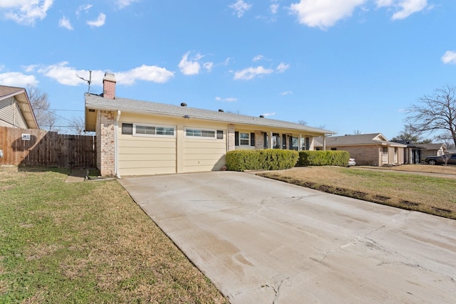 single story home with a front lawn