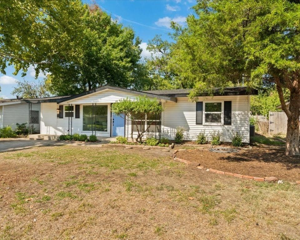 ranch-style home with a porch and a front yard