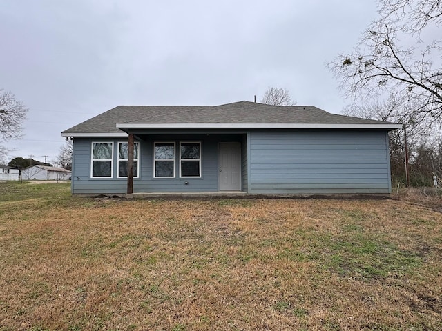 view of front of property featuring a front lawn