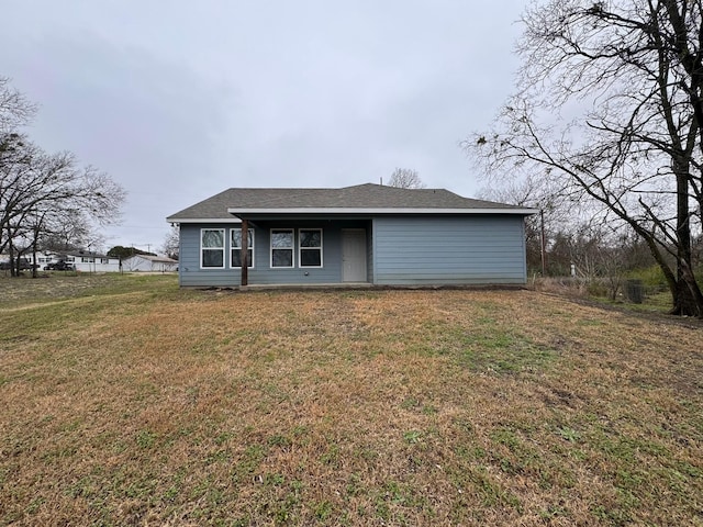 view of front of property featuring a front lawn