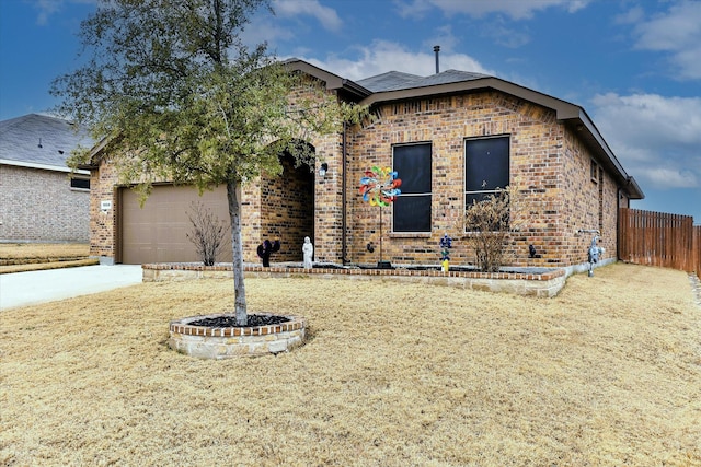 view of front facade featuring a front yard