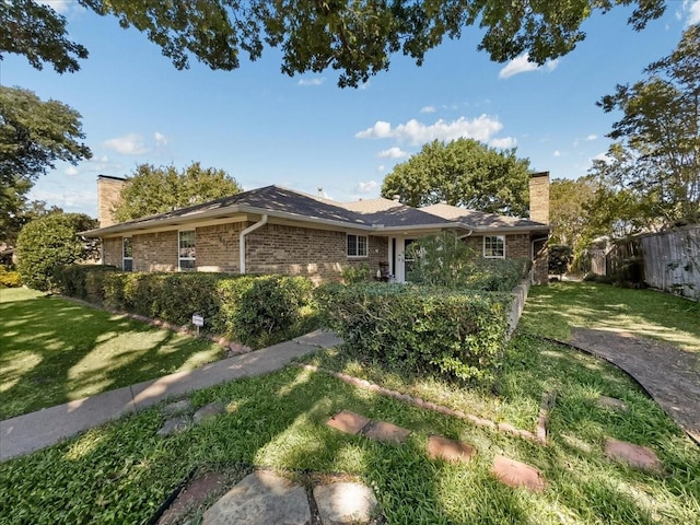 view of front of house featuring a front lawn