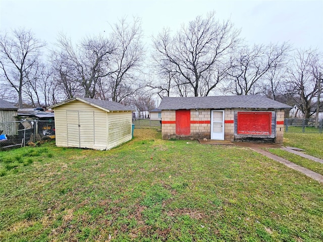 view of yard with a storage shed