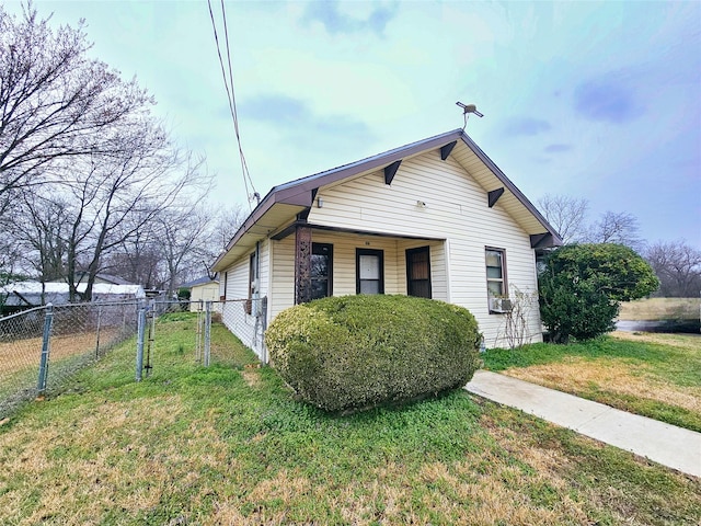 view of front of house featuring a front lawn