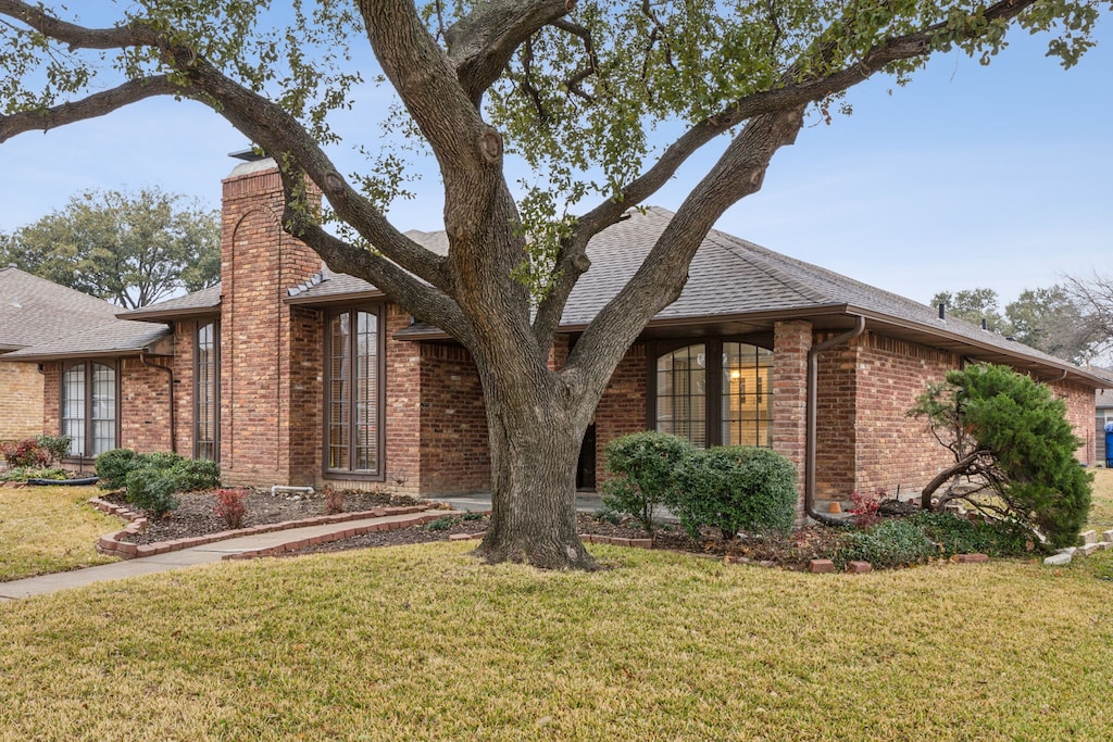 1943 Chesham Dr, Carrollton, TX 75007 - view of front of property with a front yard