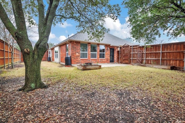 back of house featuring a lawn