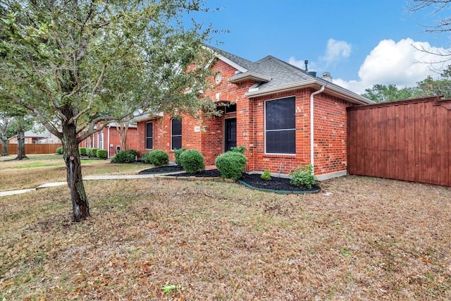 view of front facade with a front yard