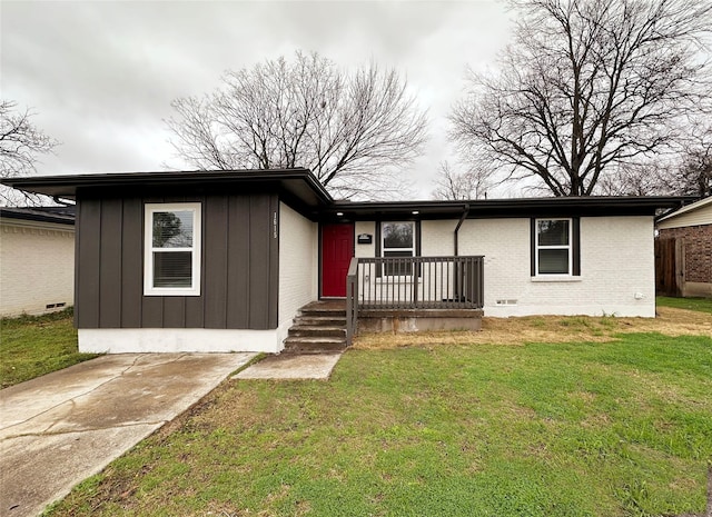 view of front of property featuring covered porch and a front yard