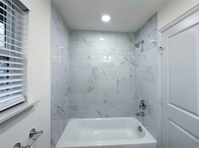 bathroom with tiled shower / bath combo