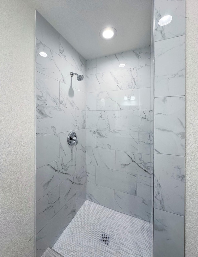 bathroom featuring tiled shower