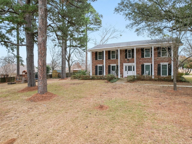 colonial home featuring a front yard