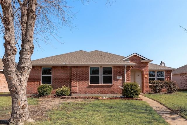 view of front facade with a garage and a front yard