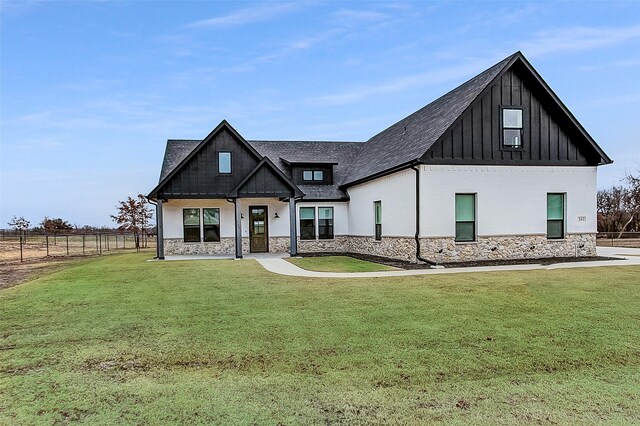 view of front of home featuring a front lawn