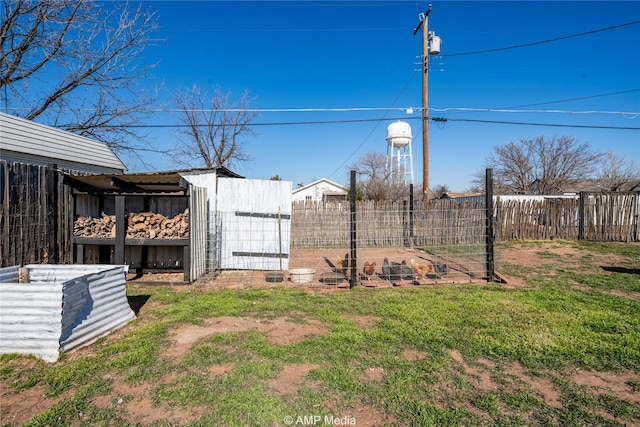 view of yard featuring an outdoor structure