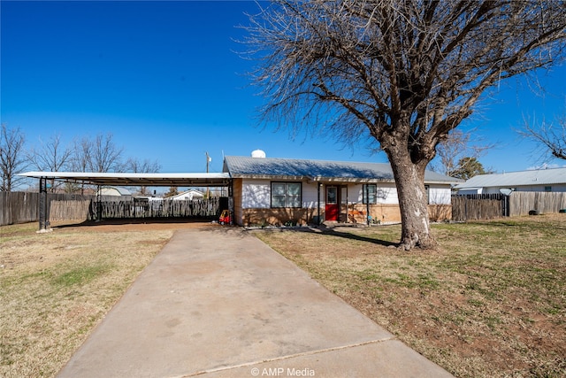 view of front of home featuring a front yard and a carport